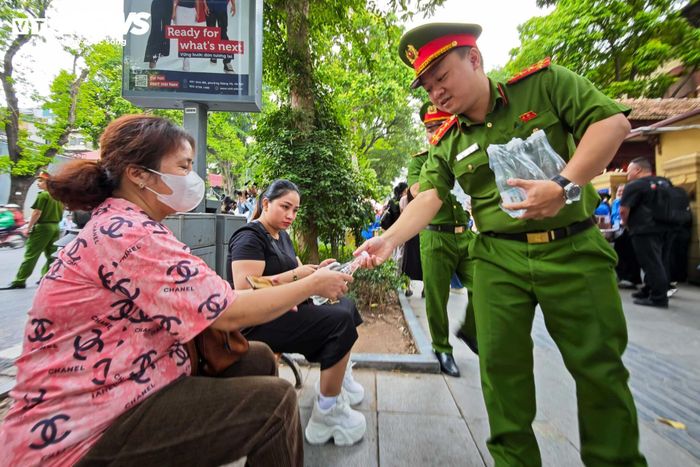 Đưa con đến điểm thi từ sớm, chị Trần Thu Hương (phường Hoàn Kiếm) cho biết bản thân khá lo lắng bởi đây là kỳ thi quan trọng đối với con mình. “Ngay khi đến trường, tôi được các lực lượng hướng dẫn chỗ đứng chờ, hỗ trợ nước uống và nhắc nhở các quy định cần thiết. Không khí tại điểm thi rất trật tự nên phụ huynh cũng yên tâm hơn. Tôi mong các con giữ được sự bình tĩnh để hoàn thành tốt bài thi”, chị Hương chia sẻ.