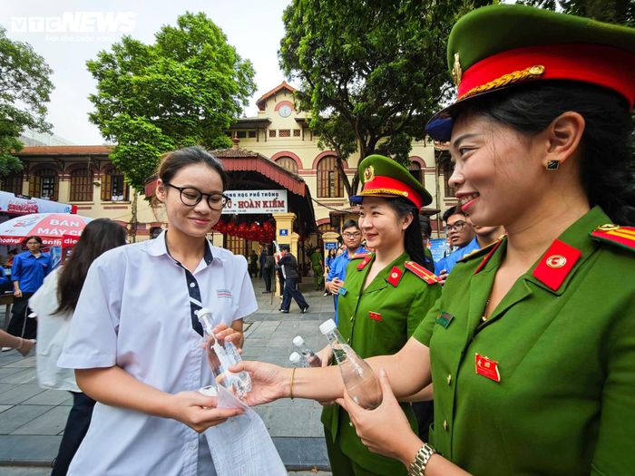 Em Nguyễn Ngọc Hà, thí sinh dự thi tại điểm thi Trường THPT Trần Phú, cho biết việc được động viên trước giờ vào phòng thi giúp em giảm bớt áp lực. “Em thấy các chú công an và các anh chị tình nguyện viên hỗ trợ rất nhiệt tình. Trước khi vào thi em cũng được nhắc nhở kiểm tra giấy tờ, nhận nước uống nên cảm thấy thoải mái và tự tin hơn”, Hà nói.