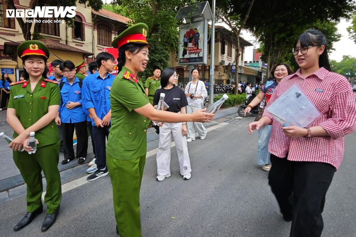 Tại điểm thi Trường THPT Trần Phú (phường Hoàn Kiếm), từ sáng sớm, đoàn viên thanh niên, hội viên phụ nữ thuộc Phòng Cảnh sát quản lý hành chính về trật tự xã hội Công an TP Hà Nội đã phối hợp cùng công an địa phương và lực lượng CSGT hỗ trợ thí sinh.