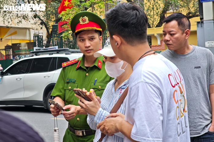 Tại tất cả các điểm thi trên địa bàn thành phố, lực lượng công an cơ sở đều được bố trí thường trực để bảo đảm an ninh, trật tự và sẵn sàng hỗ trợ thí sinh khi cần thiết.