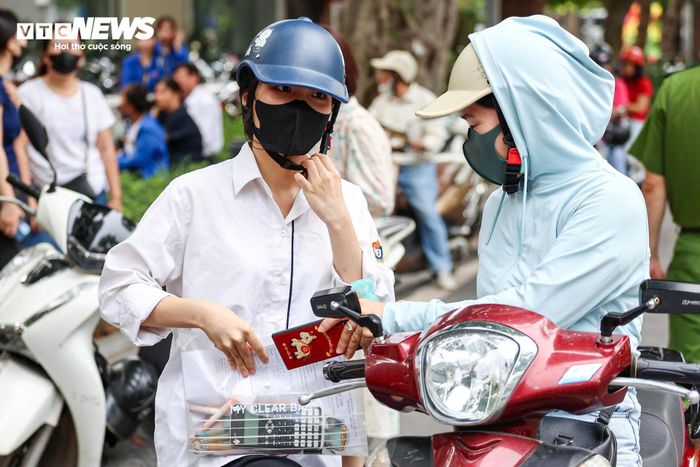 Sáng 11/6, hơn 127.000 thí sinh trên địa bàn Hà Nội bước vào ngày thi đầu tiên của kỳ thi tốt nghiệp THPT năm 2026. Để bảo đảm kỳ thi diễn ra an toàn, thuận lợi, Công an TP Hà Nội đồng loạt triển khai các phương án bảo đảm an ninh, trật tự và an toàn giao thông tại các điểm thi trên toàn thành phố.