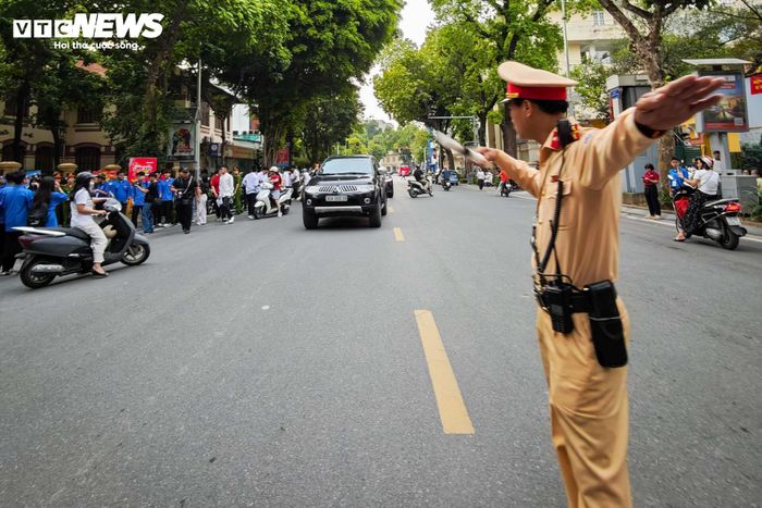 Theo ghi nhận của PV Báo Điện tử VTC News trong sáng 11/6, tại nhiều tuyến đường như Trần Phú, Điện Biên Phủ, Nguyễn Trãi, Giải Phóng, Hồ Tùng Mậu..., các tổ công tác của Cảnh sát giao thông, Công an TP Hà Nội đã có mặt từ sớm để phân luồng, điều tiết phương tiện.