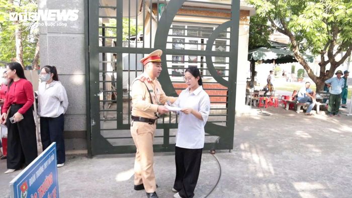 Sau khi nhận được giấy dự thi, Thiếu tá Trần Tiến lập tức chạy nhanh trở lại điểm thi để đưa cho thí sinh.