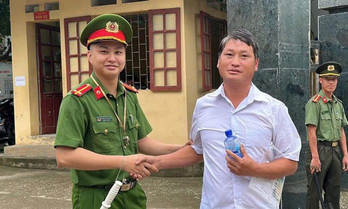 Anh Sùng A Chúng tham dự kỳ thi tốt nghiệp THPT 2026. (Ảnh: Công an xã Văn Bàn)