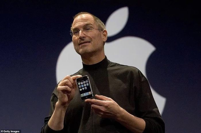 Chiếc iPhone đầu tiên được giới thiệu. (Ảnh: Getty Images)