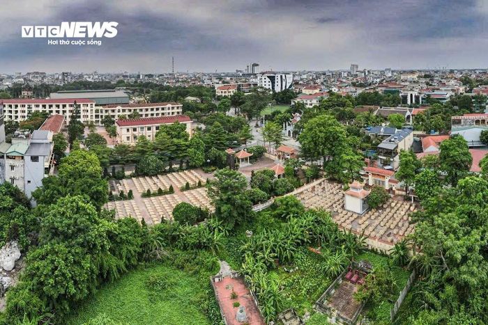 Là người sinh sống nhiều năm tại khu vực này, anh Vũ Tiến Thành cho biết không quá bất ngờ khi xuất hiện thông tin phát hiện các trường hợp nghi liên quan thai nhi dưới lòng đất. Theo anh Thành, khu vực tìm kiếm nằm gần nhiều nghĩa trang, trong đó có Nghĩa trang Liệt sĩ tỉnh Ninh Bình và khu vực nghĩa trang của Bệnh viện Quân y 5. Phía sau còn có những khu đất trước đây từng được người dân sử dụng để mai táng tổ tiên.