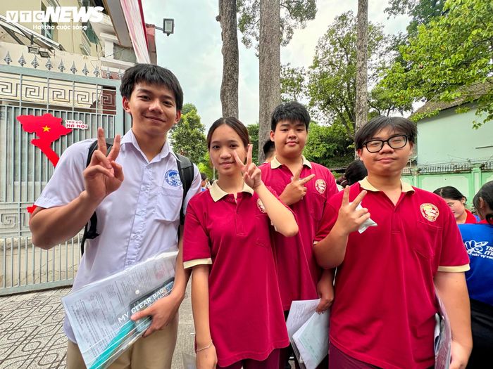 Các thí sinh tại điểm thi Trường THCS Võ Trường Toản (TP.HCM) rời phòng thi sau khi hoàn thành bài thi môn Toán.