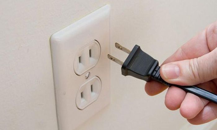 Nên rút phích cắm hoặc sử dụng ổ cắm có công tắc để ngắt hoàn toàn nguồn điện khi không sử dụng. (Ảnh minh họa)