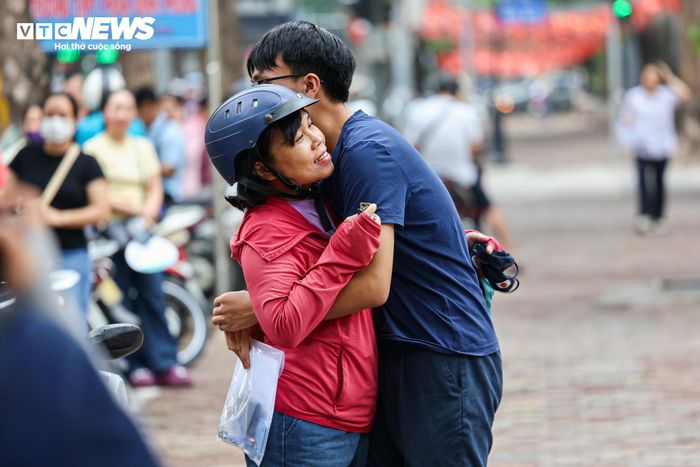 Giữa dòng người tất bật đưa con đến điểm thi, chị Lê Thị Hương Mai (phường Tây Hồ, Hà Nội) không giấu được sự hồi hộp trước giờ thi môn Toán chiều 11/6. Trong khi nhiều phụ huynh thấp thỏm lo lắng, con trai chị lại giữ tâm lý khá thoải mái và tự tin. Chị Mai cho biết, sau khi hoàn thành bài thi môn Ngữ văn vào buổi sáng, con chị bước ra khỏi phòng thi với tinh thần phấn chấn, tự đánh giá làm bài khá tốt nên không chịu nhiều áp lực cho môn thi tiếp theo. Tuy nhiên, người căng thẳng hơn cả lại chính là các bậc phụ huynh.