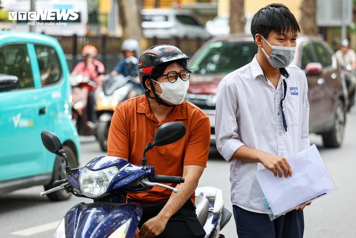 Những lời động viên, dặn dò đầy yêu thương từ phụ huynh tiếp thêm động lực, giúp các thí sinh vững tin và giữ tâm lý thoải mái trước khi bước vào phòng thi.