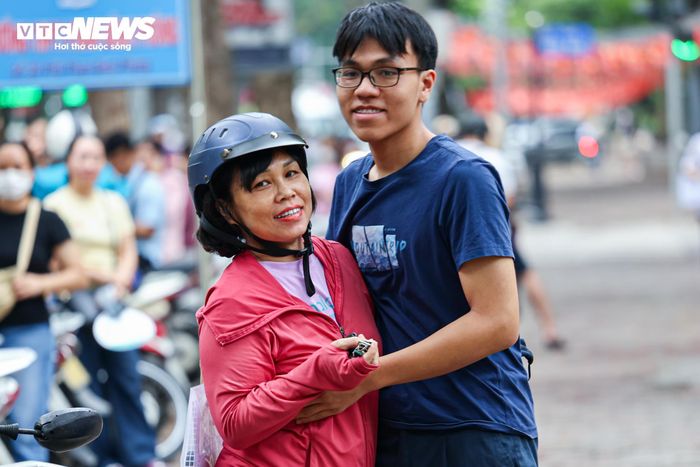 “Sáng nay chuông báo thức còn chưa kịp reo, mới khoảng 4h30 tôi đã tỉnh giấc. Mấy ngày nay cứ thấp thỏm nên ngủ không ngon. Con thì vẫn khá bình tĩnh, còn bố mẹ lại lo lắng nhiều hơn. Trong nhà này, có lẽ người áp lực nhất chính là phụ huynh”, chị Mai chia sẻ.