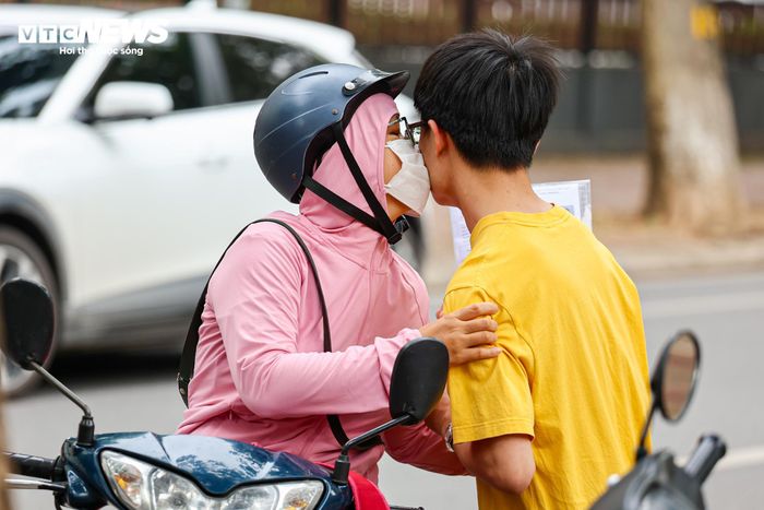 Những cái ôm, nụ hôn và ánh mắt chất chứa niềm tin từ người thân tiếp thêm động lực cho các sĩ tử, giúp các em thêm vững tâm, tự tin bước vào phòng thi, sẵn sàng chinh phục kỳ thi tốt nghiệp THPT năm 2026.