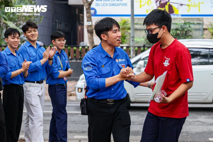 Những cái bắt tay động viên các sĩ tử trước khi bước vào phòng thi.