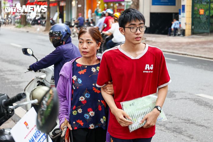 Trước giờ làm bài, nhiều phụ huynh không giấu được sự lo lắng khi liên tục dặn dò con em giữ tâm lý thoải mái, kiểm tra kỹ giấy tờ và những vật dụng cần thiết trước khi bước vào phòng thi.