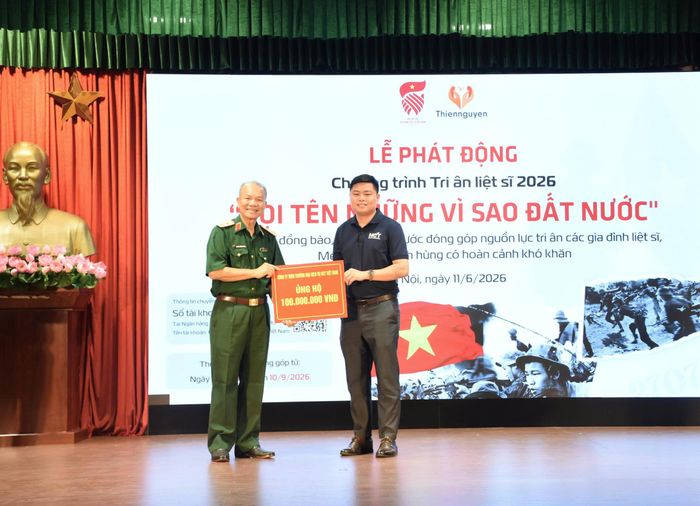 Các nhà hảo tâm ủng hộ trực tiếp tại lễ phát động. (Ảnh: Vũ Tú)