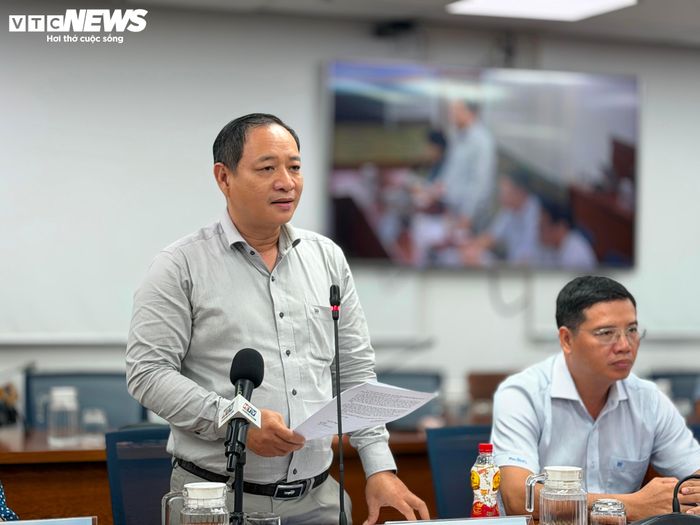 Ông Đỗ Diệp Gia Hợp, Phó Trưởng Phòng Phòng bảo trì khai thác công trình giao thông, đại diện Sở Xây dựng TP.HCM thông tại buổi họp báo.