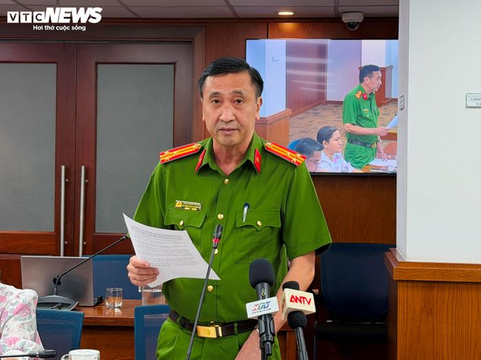Thượng tá Trần Xuân Phương, Phó trưởng Phòng Cảnh sát PCCC và Cứu nạn cứu hộ (PC07) Công an TP.HCM thông tin tại buổi họp báo.