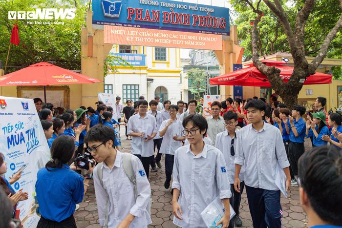 Đúng 16h, các thí sinh lần lượt rời phòng thi sau khi hoàn thành bài thi môn Toán, khép lại ngày thi đầu tiên của Kỳ thi tốt nghiệp THPT năm 2026 với nhiều cảm xúc đan xen.
