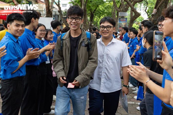 Các thí sinh lần lượt bước ra khỏi phòng thi với tâm trạng phấn khởi, nhiều em nở nụ cười rạng rỡ khi tự tin đã hoàn thành tốt bài thi của mình.