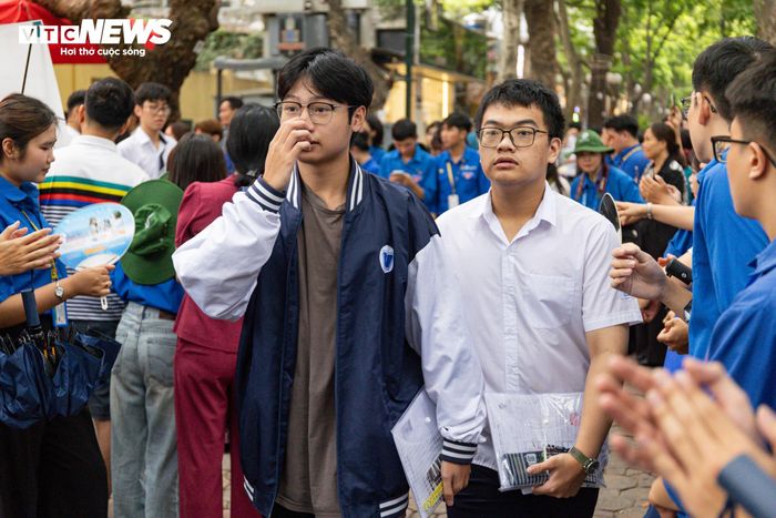 Nhận xét về đề thi năm nay, em Hoàng Nam Cường, học sinh Trường THPT Phan Đình Phùng, cho rằng đề Toán có độ khó vừa phải và phù hợp với mặt bằng chung của thí sinh. "Theo em, đề thi năm nay dễ tiếp cận, tạo điều kiện cho những học sinh không lấy Toán làm môn thế mạnh vẫn có thể đạt kết quả tốt. Với các bạn xét tuyển những tổ hợp không đặt nặng môn Toán, đây là một lợi thế. Tuy nhiên, em cũng cảm nhận độ phân hóa của đề không quá cao so với một số năm trước", Nam Cường chia sẻ.