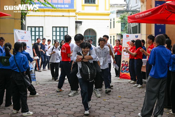 Chiều 11/6, gần 1,2 triệu thí sinh trên cả nước hoàn thành bài thi môn Toán, môn thi thứ hai của Kỳ thi tốt nghiệp THPT năm 2026, khép lại ngày thi đầu tiên với nhiều cung bậc cảm xúc và kỳ vọng.
