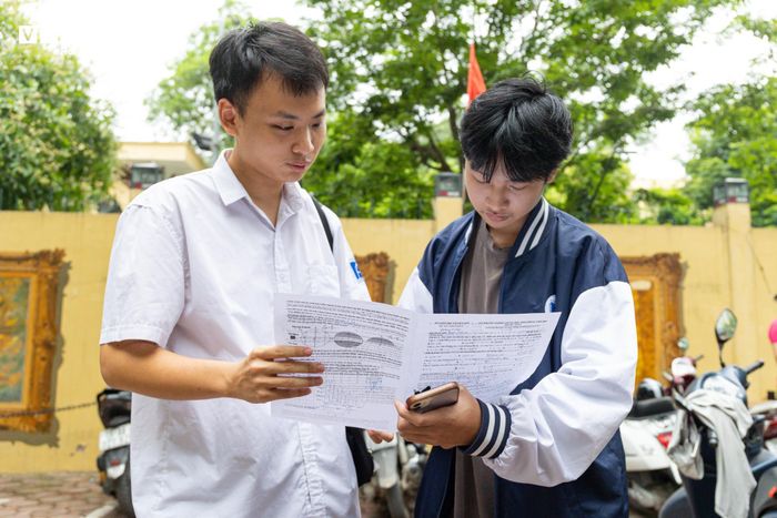 Rời phòng thi với chút tiếc nuối, em Nguyễn Quang Huy, học sinh Trường THPT Phan Đình Phùng, cho biết bản thân chưa kịp hoàn thành toàn bộ bài làm do thiếu khoảng 5 phút ở cuối giờ. "Nếu có thêm khoảng 5 phút nữa, em chắc chắn có thể hoàn thiện hết đáp án và bài thi có thể đạt khoảng 9 điểm. Theo em, đề Toán năm nay không quá đánh đố thí sinh, các câu hỏi khá rõ ràng và không có nhiều yếu tố gây nhiễu. So với những năm trước, đề thi dễ tiếp cận hơn, giúp học sinh tự tin thể hiện năng lực của mình", Quang Huy chia sẻ.
