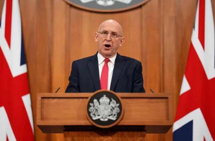Bộ trưởng Quốc phòng Anh John Healey. (Ảnh: Reuters)
