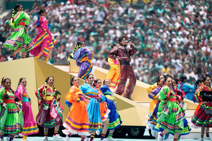 Loạt hình ảnh ấn tượng về lễ khai mạc trên sân Mexico City. (Ảnh: Reuters)