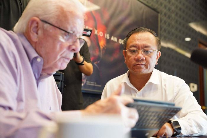 Thiếu tướng Nguyễn Thành Trung làm việc với cựu binh Mỹ Bob Connor.
