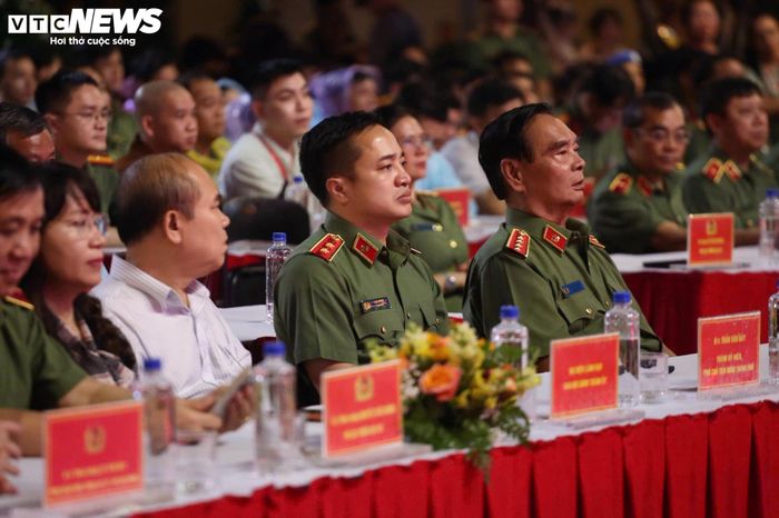 Các không gian trưng bày được thiết kế theo hướng kết nối quá khứ, hiện tại và tương lai, đồng thời tích hợp nhiều hoạt động tương tác, trải nghiệm dành cho người dân như tìm hiểu các chuyên án tiêu biểu, nhận diện tin giả, phòng chống tội phạm, nâng cao kiến thức pháp luật và kỹ năng tự bảo vệ.