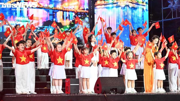 “Thông qua chuỗi sự kiện, chúng tôi mong muốn lan tỏa thông điệp bảo vệ an ninh Tổ quốc là quyền và trách nhiệm của toàn dân; mỗi người dân là một lá chắn, mỗi gia đình là một pháo đài trong thế trận lòng dân vững chắc”, Thiếu tướng Phạm Kim Đĩnh nhấn mạnh.