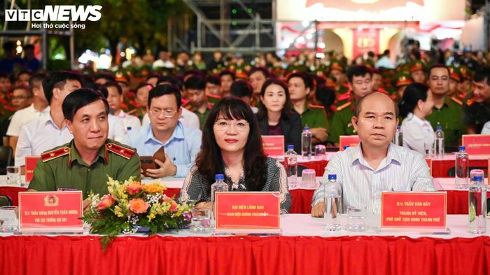 Ghi nhận của PV Báo Điện tử VTC News, lễ khai mạc có sự tham dự của khoảng 200 đại biểu là lãnh đạo Bộ Công an, lãnh đạo Thành ủy, UBND TP.HCM cùng đông đảo người dân và du khách.