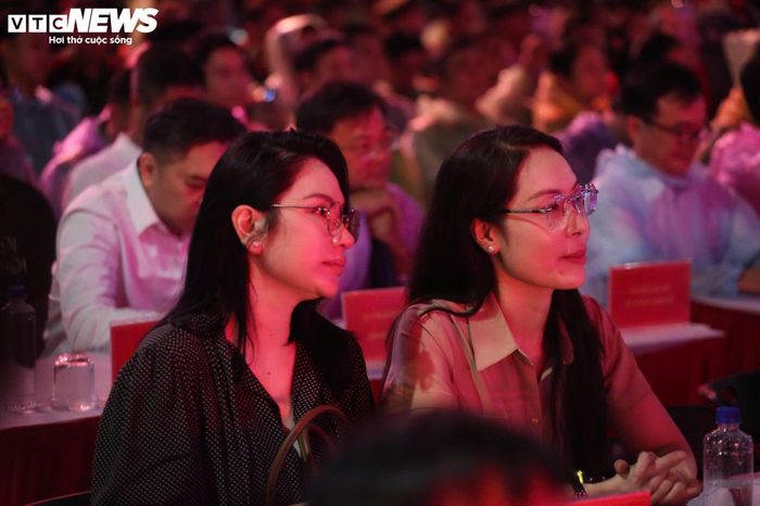 Người dân đến tham quan có thể trải nghiệm 5 trạm thông tin với nhiều nội dung ứng dụng công nghệ hiện đại. Trong đó có khu vực giới thiệu bức tường an ninh mạng phòng chống lừa đảo, các trò chơi tương tác sử dụng trí tuệ nhân tạo (AI), công nghệ UAV, camera thông minh và bảo tàng số.