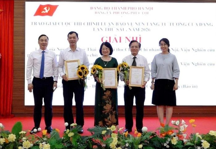 Trao giải cho các cá nhân đạt giải Nhì cuộc thi. Ảnh: Đức Cường