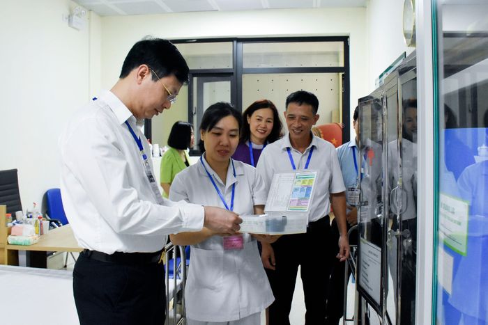 Phòng Y tế được trang bị sẵn giường nằm, tủ thuốc thiết yếu và luôn có cán bộ y tế thường trực.