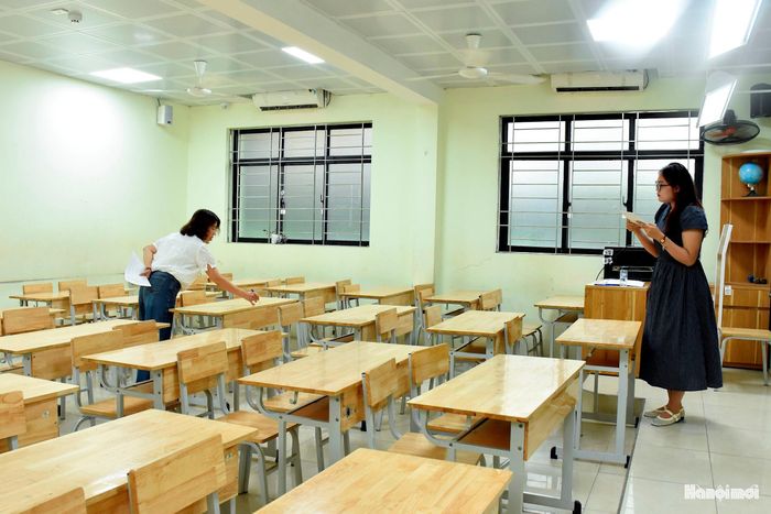 Giám thị ghi số báo danh ở các vị trí ngồi của thí sinh.