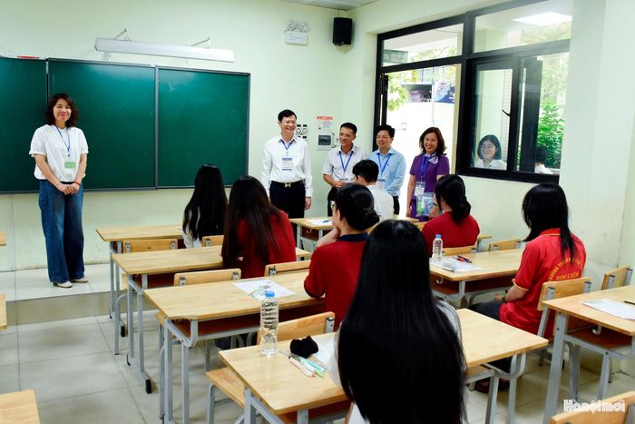 Giám đốc Sở Giáo dục và Đào tạo Hà Nội Nguyễn Văn Hiền trò chuyện, động viên thí sinh dự thi tại điểm thi Trường Trung học cơ sở Thái Thịnh.