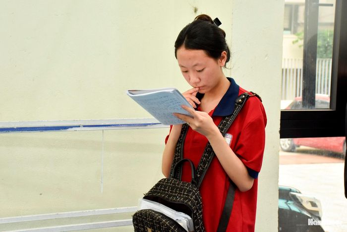 Thí sinh tranh thủ ôn bài trước "giờ G".