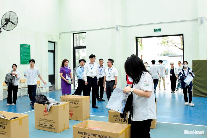Trước giờ thi môn Ngữ văn, đoàn công tác của Ban Chỉ đạo kỳ thi tốt nghiệp trung học phổ thông thành phố Hà Nội năm 2026 do Giám đốc Sở Giáo dục và Đào tạo Hà Nội Nguyễn Văn Hiền làm Trưởng đoàn đã tới động viên thí sinh dự thi tại điểm thi Trường Trung học cơ sở Thái Thịnh.
