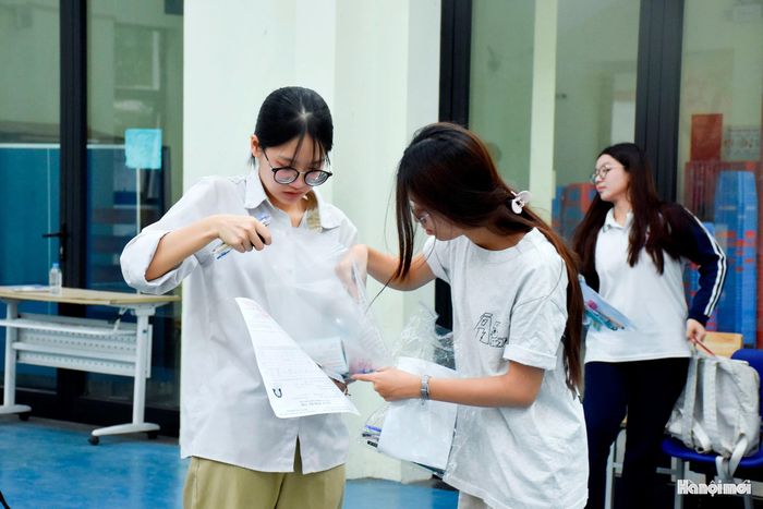 Thí sinh gửi đồ trước khi vào phòng thi.