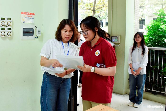 Giám thị đối chiếu lại thông tin của thí sinh.