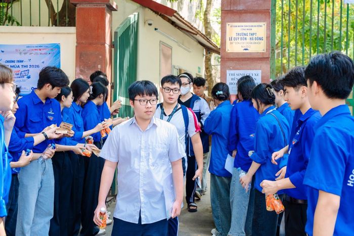 Thí sinh dự thi tại điểm thi Trường THPT Lê Quý Đôn - Hà Đông. Ảnh: NA