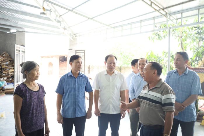 Lãnh đạo xã Cổ Đô động viên cán bộ, nhân dân thôn Đông Lâu chung sức tiếp sức mùa thi tốt nghiệp THPT 2026. Ảnh: CĐ