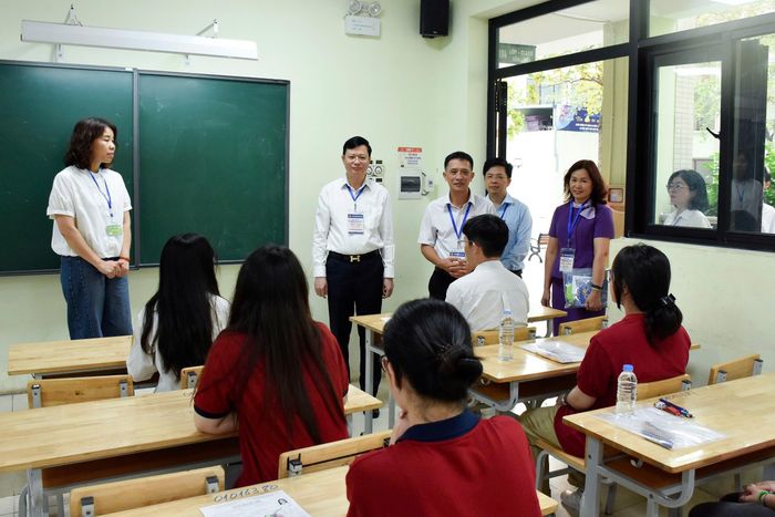 Giám đốc Sở GD-ĐT Hà Nội Nguyễn Văn Hiền động viên thí sinh trước giờ thi. Ảnh: Phạm Thảo