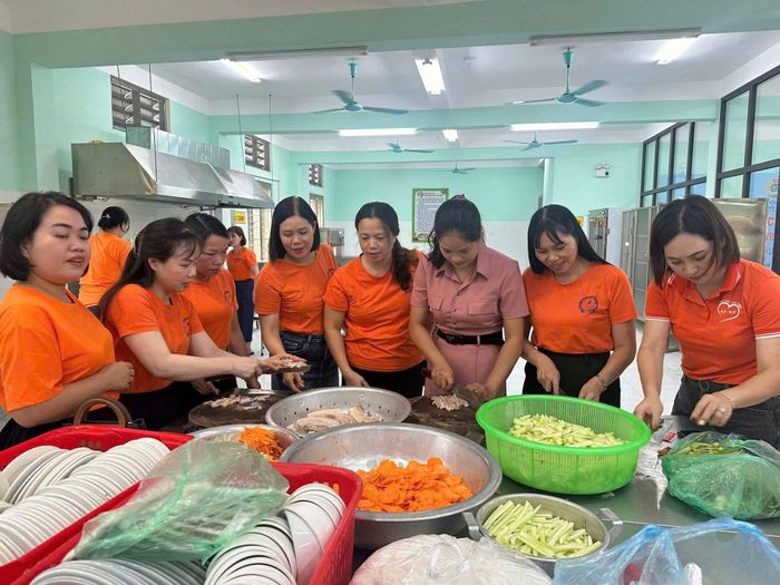 Chương trình “Bữa cơm Công đoàn” nhận được sự hưởng ứng tích cực của đông đảo đoàn viên, người lao động. Ảnh: TH