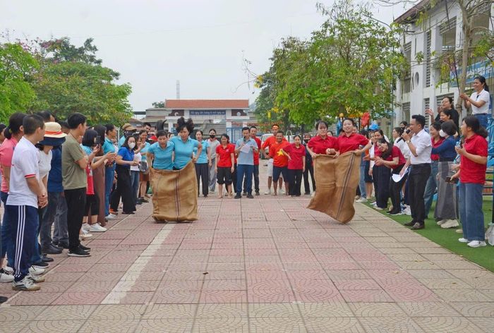 Người lao động hào hứng tranh tài tại các trò chơi tập thể trong khuôn khổ Tháng Công nhân năm 2026. Ảnh: TH