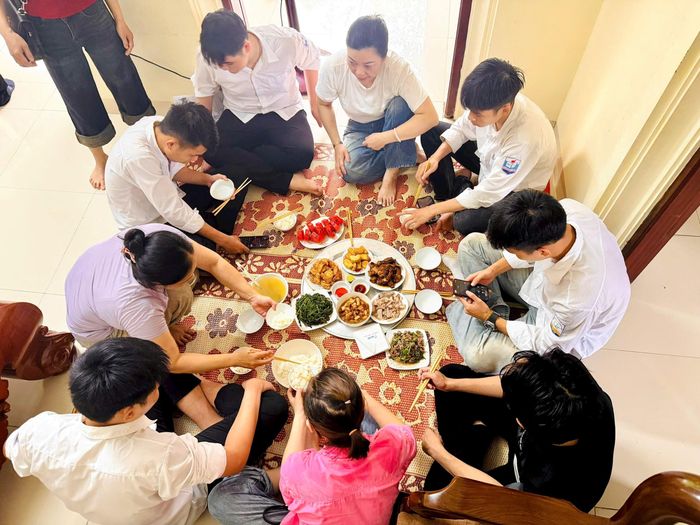 Nghĩa tình từ những bữa cơm ấm lòng. Ảnh: Hồng Nhung