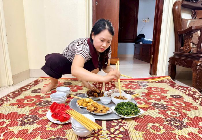 Mâm cơm được sắp sẵn để các thí sinh có thể thưởng thức ngay sau khi kết thúc môn thi trở về. Ảnh: Hồng Nhung