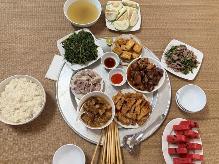 Mâm cơm được chuẩn bị chu đáo. Ảnh: Hồng Nhung