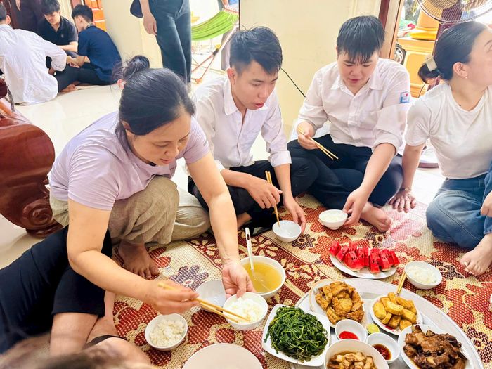 Chị Vân Anh chuẩn bị đồ cho các sĩ tử. Ảnh: Hồng Nhung